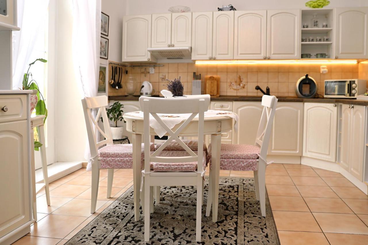 Luxusni S Empirovymi Freskami V Centru Caslavi Apartment