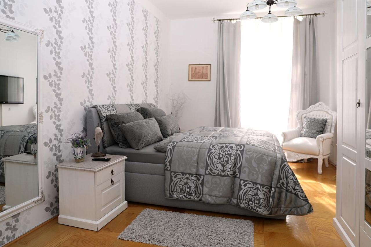 Apartment Luxusni S Empirovymi Freskami V Centru Caslavi *