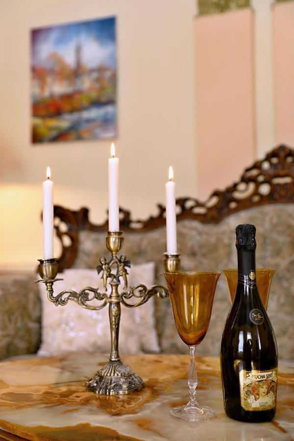 Luxusni S Empirovymi Freskami V Centru Caslavi Apartment Caslav