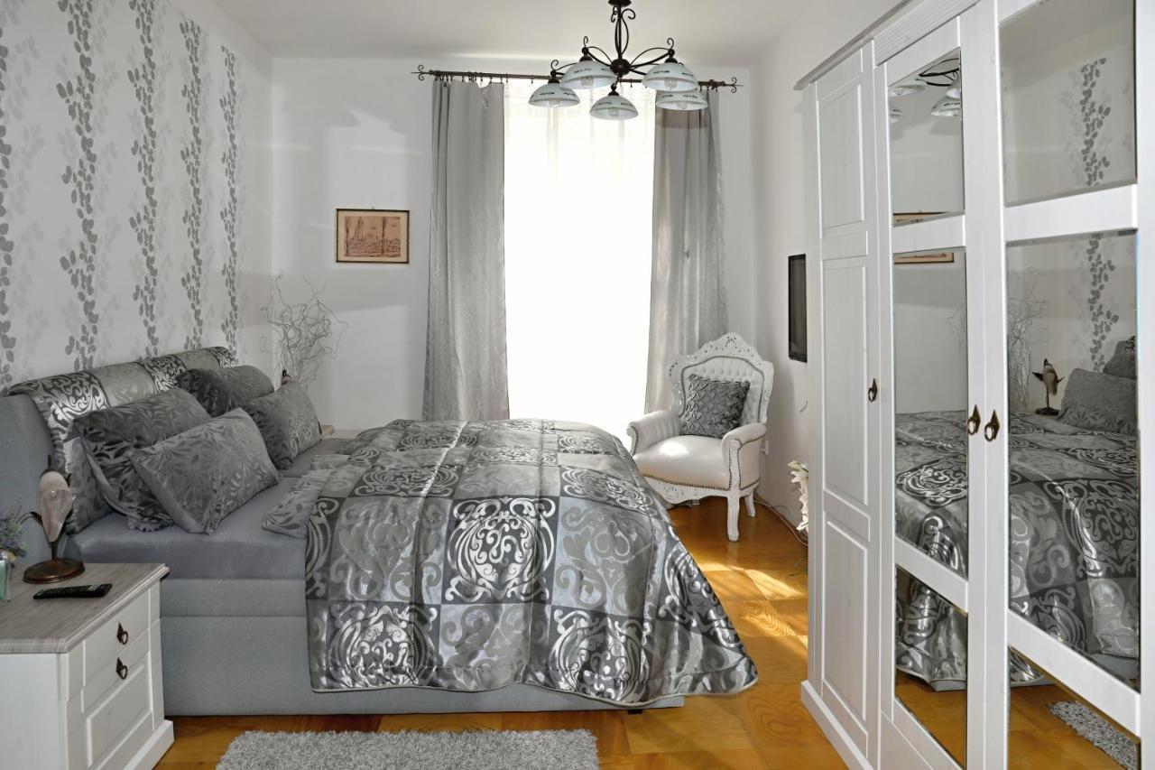 Luxusní S Empírovými Freskami V Centru čáslavi Apartmán Čáslav
