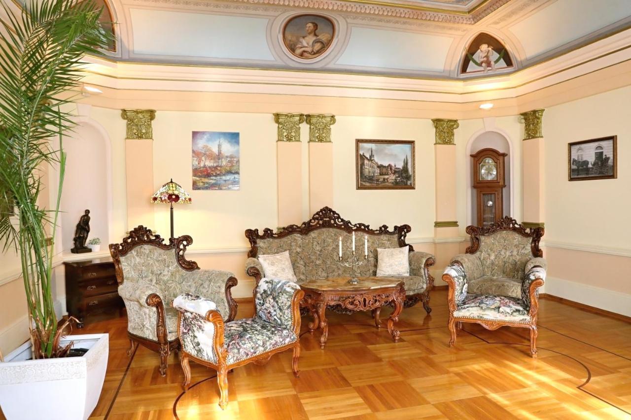 Apartment Luxusni S Empirovymi Freskami V Centru Caslavi Caslav