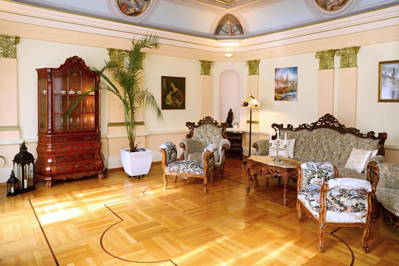 Luxusni S Empirovymi Freskami V Centru Caslavi Apartment Caslav