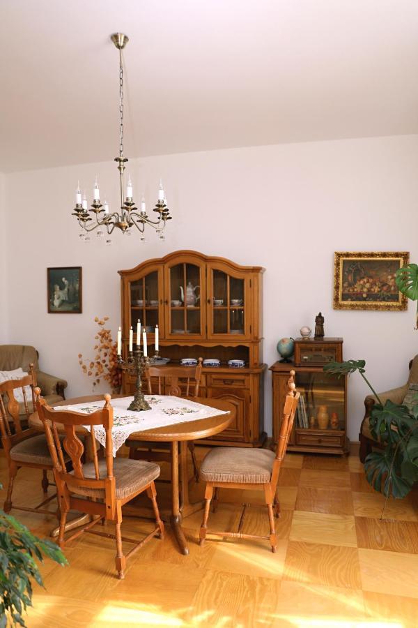Luxusni S Empirovymi Freskami V Centru Caslavi Caslav