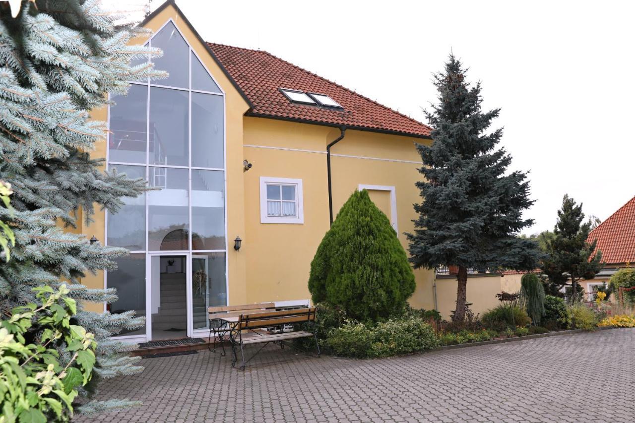 Apartment Luxusni S Empirovymi Freskami V Centru Caslavi Caslav